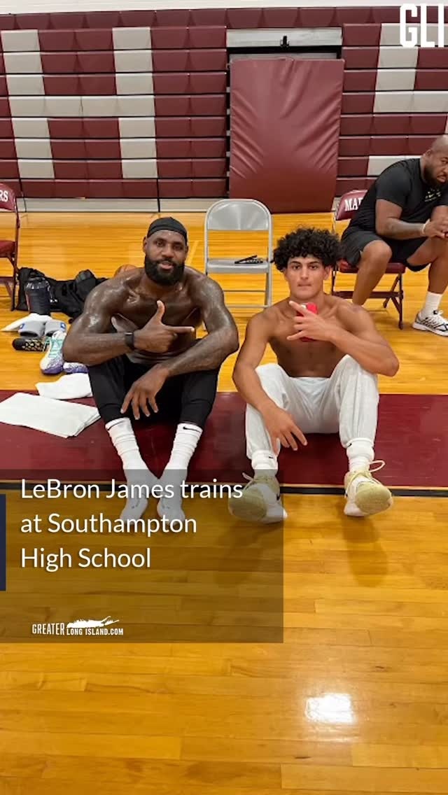 詹姆斯上周突访长岛南安普顿高中体育馆训练 为高中球员细心讲解