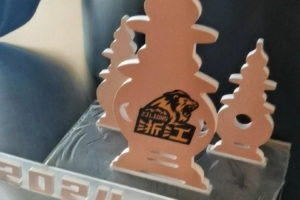 华体会官方网-媒体人晒广厦主场布置照：总冠军地贴、颁奖台、三潭映月已就绪