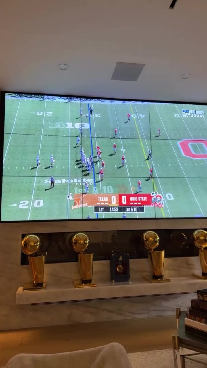 华体会hth sports-放大缩小！詹姆斯晒在家中观看俄亥俄州大橄榄球队比赛：加油冲呀