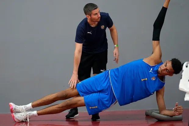 队记：文班亚马在科学增肌&amp;以贾巴尔为标杆 后者打了20个赛季