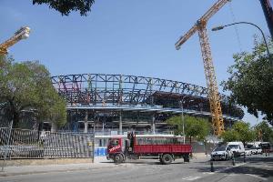 华体会hth sports-赶进度！马卡：周边居民抱怨，诺坎普改建工程24小时都在施工