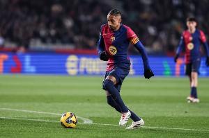 华体会官方网-世体：拉菲尼亚右手手腕出现撞击后遗症，不过并不严重