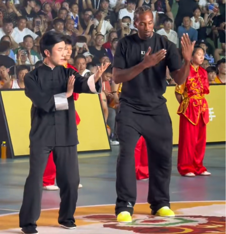 咏春卡！伦纳德现场学习咏春拳，一招一式和抱拳礼都有模有样